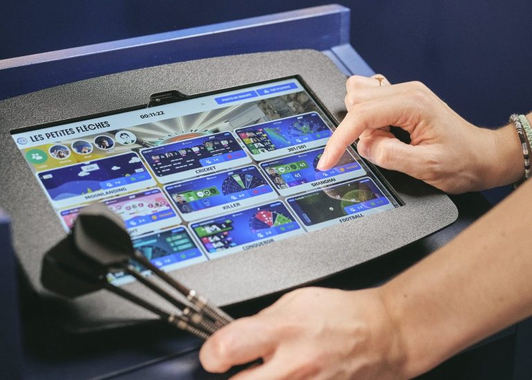 Tablette électronique pour choisir son jeu de fléchette électronique