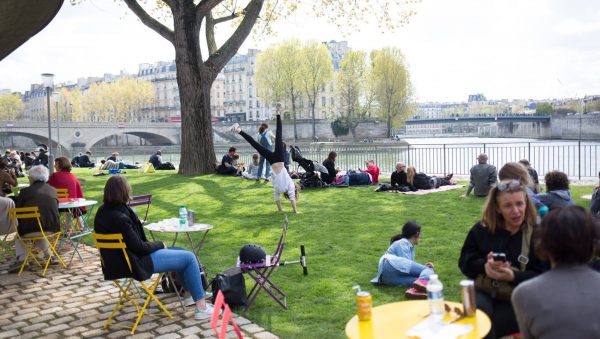 Pique-nique à Paris en été
